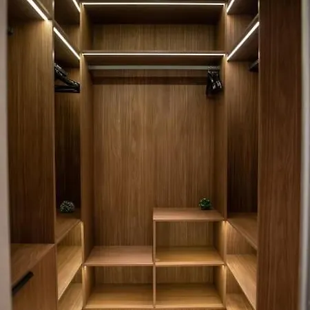 Апартаменти Penthouse Lebada Lake *