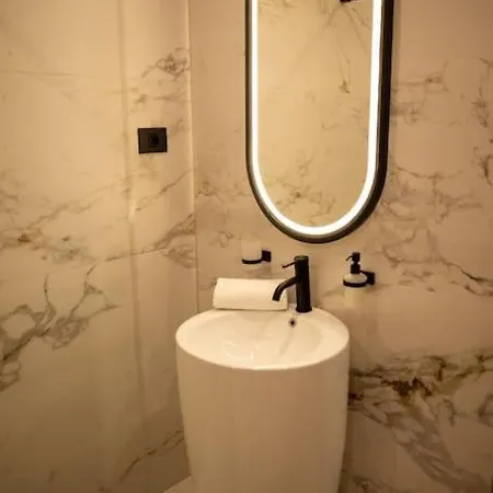 Апартаменти Penthouse Lebada Lake