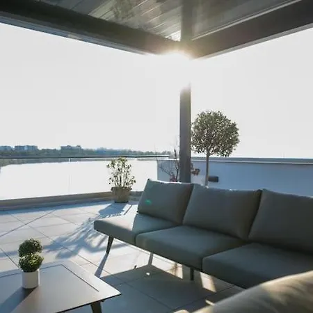 Penthouse Lebada Lake *
