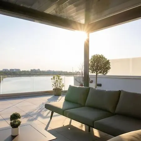 Апартаменти Penthouse Lebada Lake *